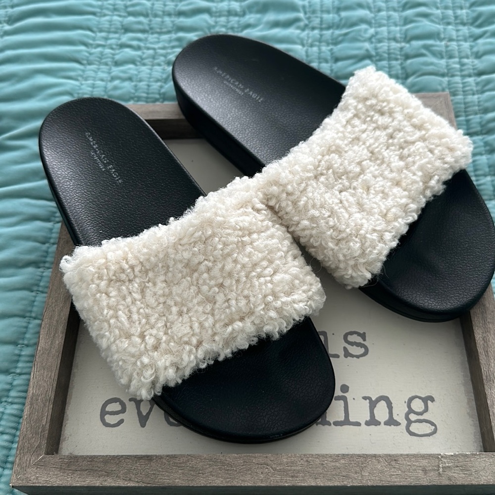 American eagle Sherpa  slides size 8